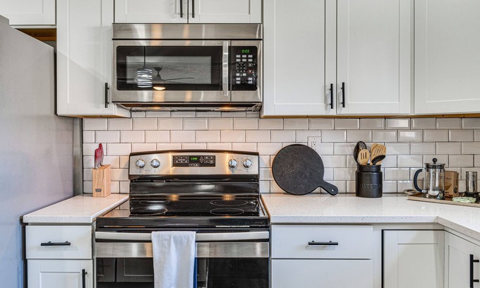 Fountain Square Cottage | Downtown Indianapolis Home ~ 3 Mi to Canal Walk!