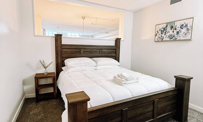 Mile Square Apartment | Downtown Indy 1BR - Skywalk to Convention Ctr.