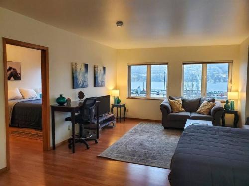 Downtown Juneau Apartment | Downtown Juneau Gem: 1BR Apt with Stunning Views!