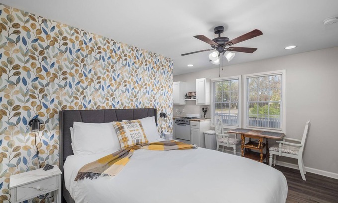 Kimmswick Condo | Downtown Kimmswick~ Studio~ Newly Renovated