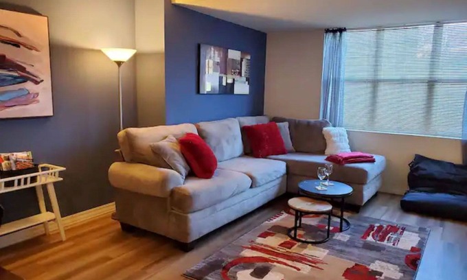 Downtown Apartment | Downtown/King Bed/Pool/Gym/Parking/Long Term Disc