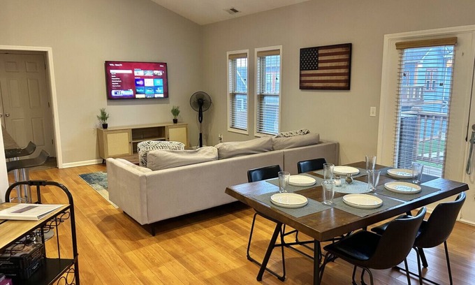 Kennedy King House | Downtown~King Bed~Parking~Balcony~Restaurants~Bars