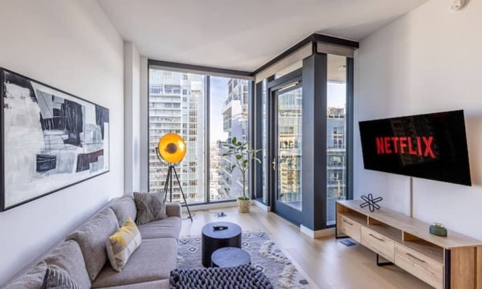 Moorpark House | Downtown LA - Luxe City View High-Rise With Office