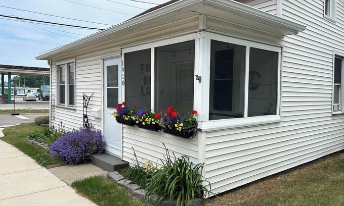 Lakeside House | Downtown Lakeside in Muskegon-by local businesses,10 min to beach, Htub seasonal