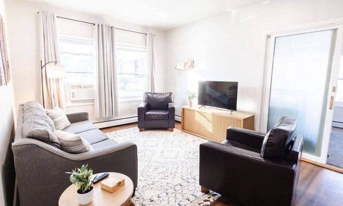 Folsom's Addition Apartment | Downtown Landing | King bed | Pet Friendly