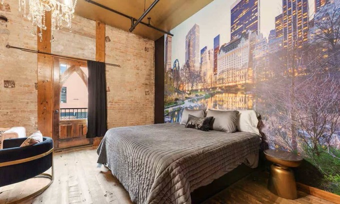 Springfield Apartment | Downtown Loft! Walk to Everything!