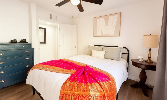 Globe Apartment | Downtown Loft, Wi-Fi, Pet Friendly, Walk to Cafes, Remote Work Ready, Laundry