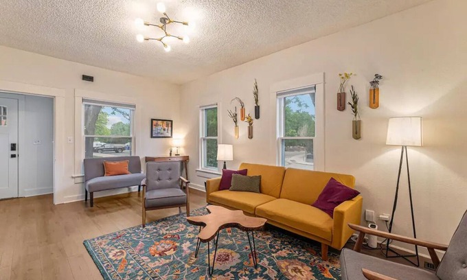 Loveland House | Downtown Loveland Bungalow, charming, historic 2BR recently remodeled gem. nn