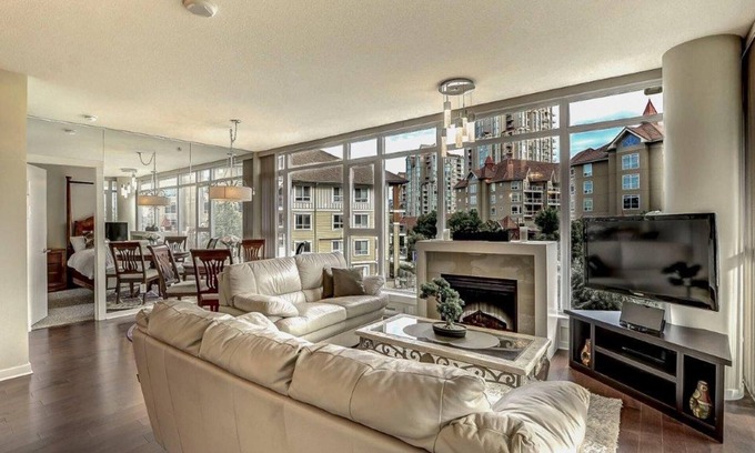 North End Condo | Downtown Luxury Accommodations steps to the Pool and Beach . Heart of Kelowna