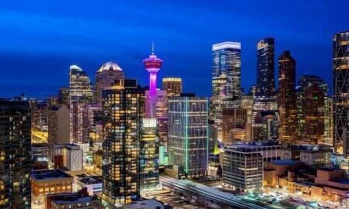 Victoria Park Apartment | Downtown Luxury condo near Stampede/BMO center/LRT/free parking/gym