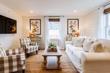West Dundee Apartment | Downtown Luxury Farmhouse Apartment #4