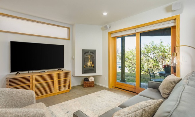 Downtown Anchorage House | Downtown luxury retreat with ocean views, gas fireplace, hot tub & washer/dryer
