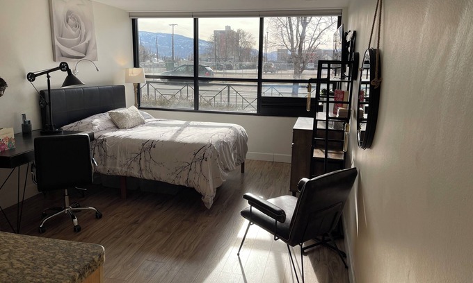 Downtown Reno Condo | Downtown Luxury Studio: Top Amenities – Gym, Parking, Pool, Hot Tub, Safety!