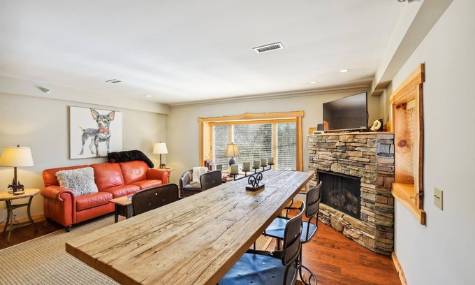 Blowing Rock Cottage | Downtown Main Street 2 BR Top Rated Vacation Getaway w/Outdoor Fireplace "BEAR"