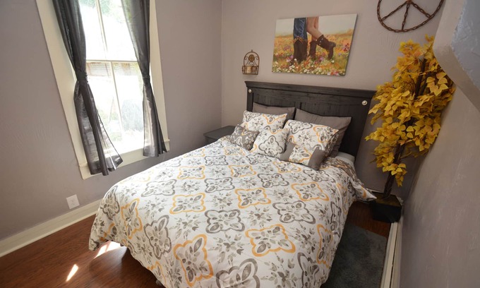 Manitou Springs Apartment | Downtown Manitou Springs