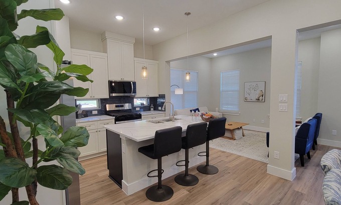 McKinney House | Downtown McKinney Townhouse, walking distance to the Historic District !