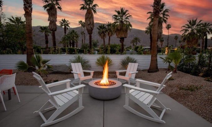 Warm Sands House | Downtown Mid Mod Warm Sands Centrally Located