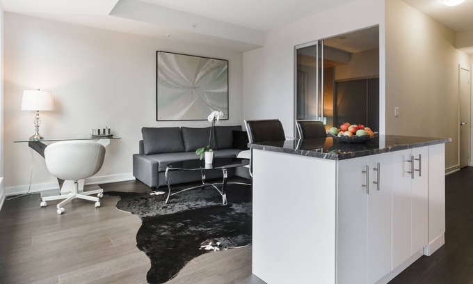 Financial District Condo | Downtown-Modern-Bright Steps to Shangri-La Hotel