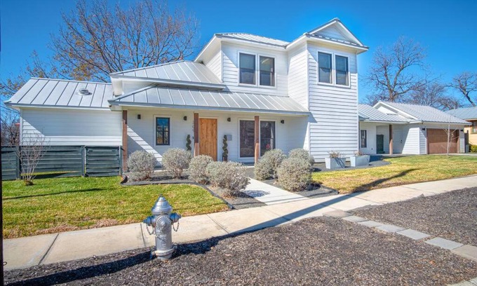 Government Hill House | Downtown Modern Farmhouse-Pool- Sleeps 12