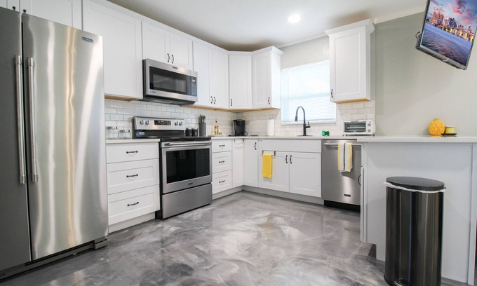 Downtown Condo | Downtown Modern Retreat, Sunflower