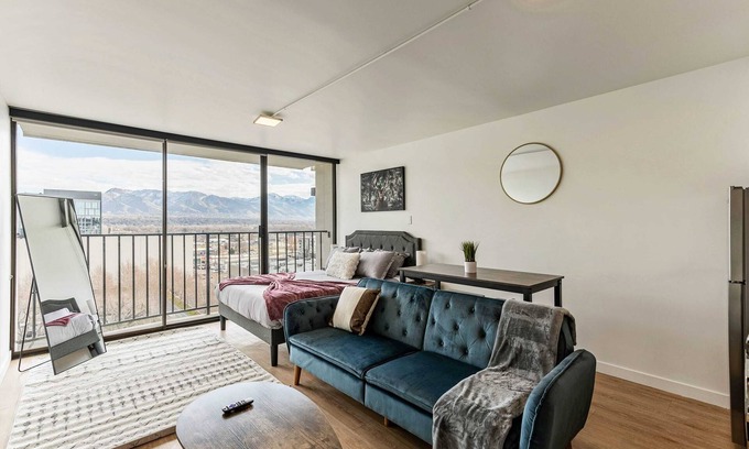 People's Freeway Apartment | Downtown Mountain View Free Pkg, Gym
