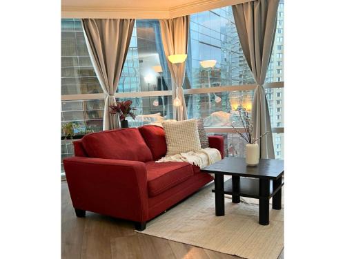 Downtown Vancouver Apartment | Downtown Mountain and City Views