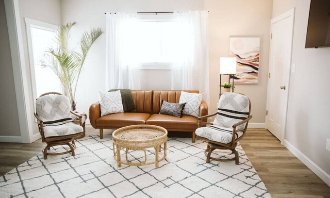 New Albany House | Downtown NA, close to LOU