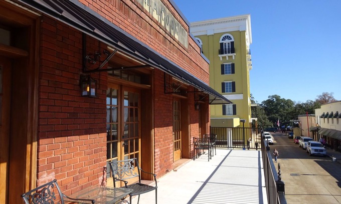 Downtown Historic Condo | Downtown Natchitoches House With Private Balconies!