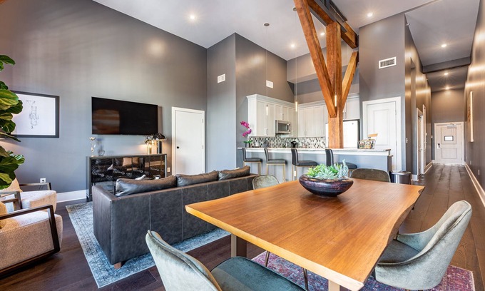 Arts/Warehouse District Apartment | 💜 Downtown NOLA 4Bed/4Bath! Queen Sleeper + Balconies 💜