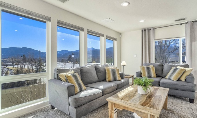 Colorado Springs House | Downtown & OCC!, Beautiful Mountain Views, AC!, OS Parking, Wifi