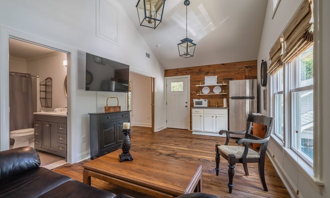 Oxford Apartment | Downtown on South Lamar Walk to the Square and Campus