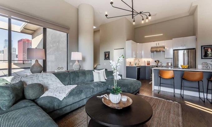 Printers Row Condo | Downtown Penthouse 5bd VIEWS|Parking, Gym+Pool