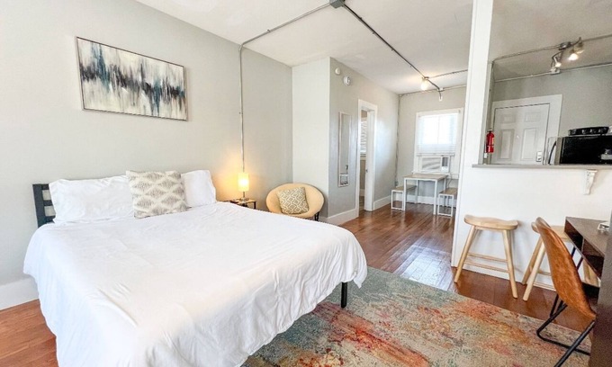 Central City Apartment | Downtown+PetsOK+Amercn Bk Center+Extd Stay Discts