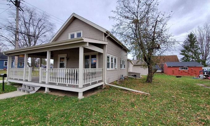 Village of Pewaukee House | Downtown Pewaukee! Close to the beach.