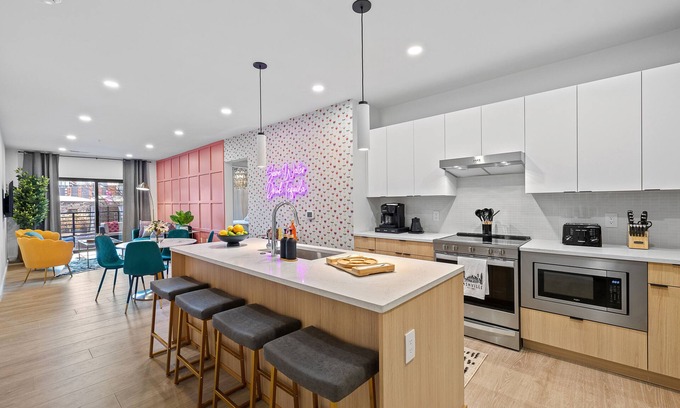 The Gulch Condo | Downtown Pool and Walk to Broadway! Luxury Downtown Nashville Suite