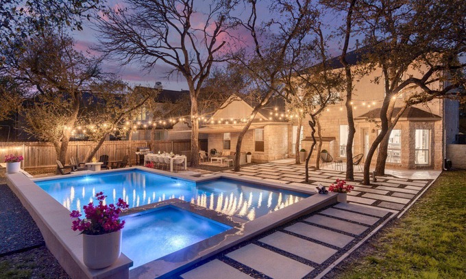 The Hielscher House | DOWNTOWN | POOL | HOT TUB | Pool Table | Poker Table | Fire Pit | 14 Queen Beds