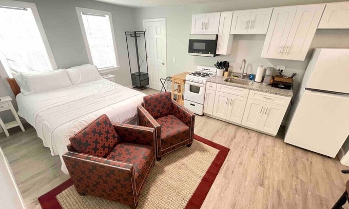 Portsmouth Apartment | * * Downtown Portsmouth | Mins to Maine | Beaches*