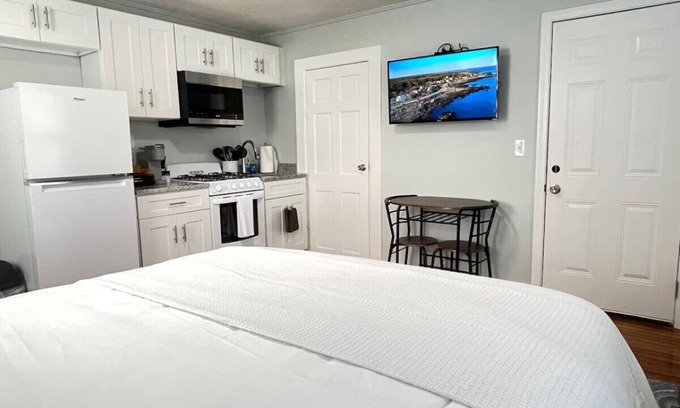 Portsmouth Apartment | * * Downtown Portsmouth| Mins to Beach | Maine* *