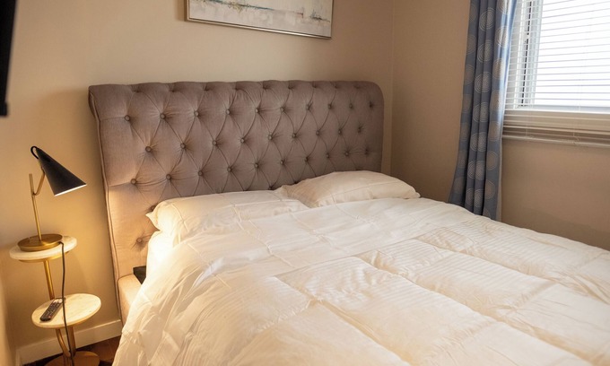 Sunnyside House | Downtown Private Room: By Bow River's Beauty house