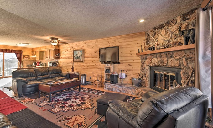 Red River House | Downtown Red River Retreat w/Mtn Views + Yard