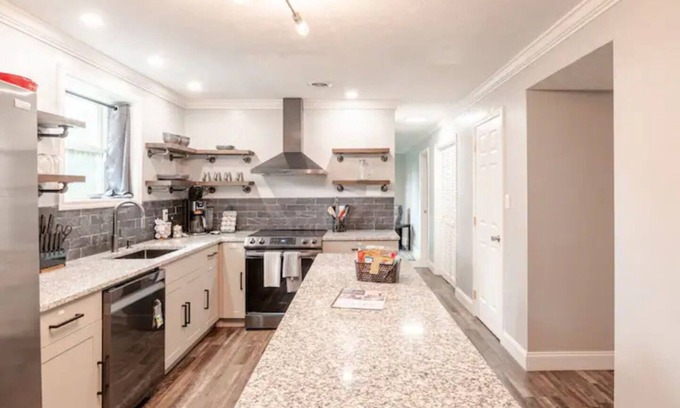Knoxville Apartment | Downtown Retreat 5 mins to UT and Market Square