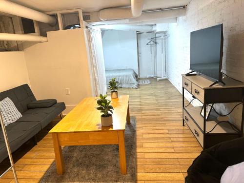 Livingston Park Apartment | Downtown Retreat - Cozy Basement