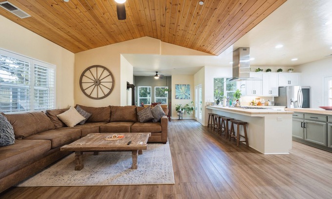 Templeton House | Downtown Retreat w/Hot Tub and Fire Pit!