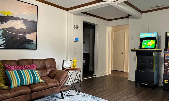 Creedmoor House | Downtown Retreat with Fun Amenities