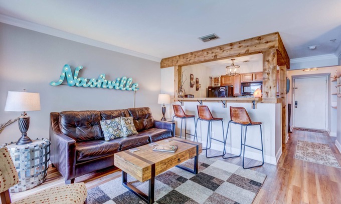 North Capitol Condo | Downtown Riverfront condo ,walk to Honky Tonks
