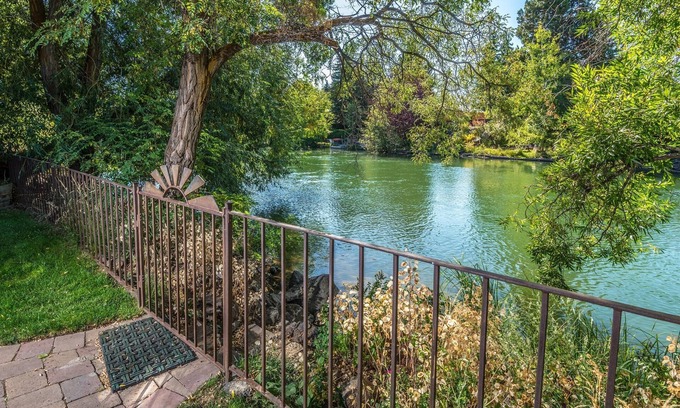 Old Bend House | DOWNTOWN RIVERFRONT HOME WITH RIVER ACCESS, BEST LOCATION, 2 PRIMARY BDRMS