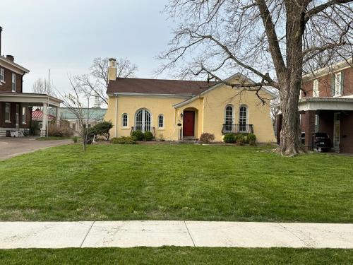 Russellville House | Downtown Russellville Home with Hot Tub