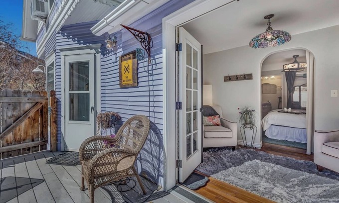 Glenwood Springs House | Downtown Rustic Luxury Garden Suite