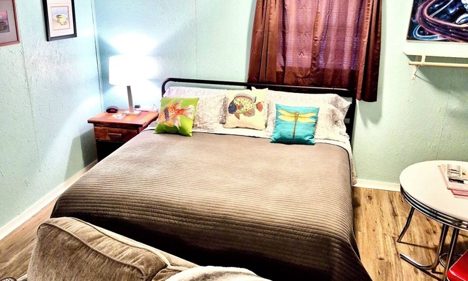 Saint Jo Cabin | Downtown Saint Jo | KING bed | sleeps 2