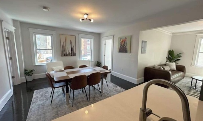 Salem Condo | Downtown Salem Chic - 3 Bedroom w/Parking